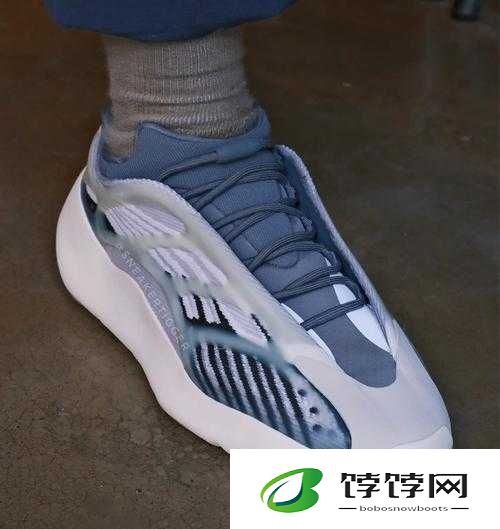 YEEZY700 引领潮流，时尚先锋