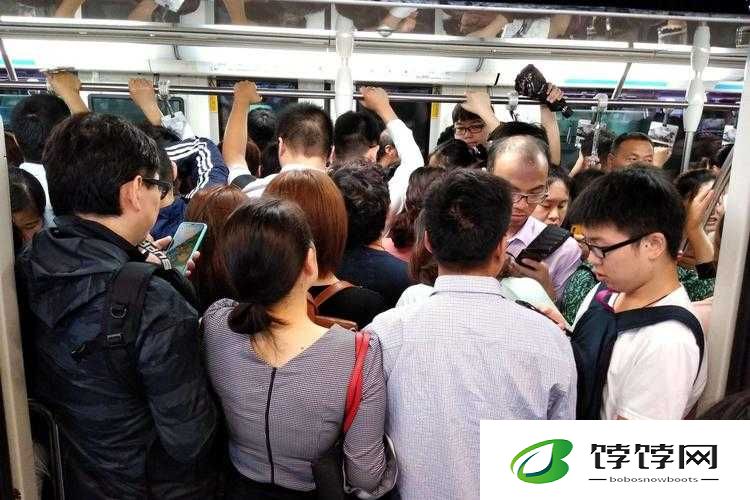 地铁太挤有人顶着怎么防知乎：实用应对技巧