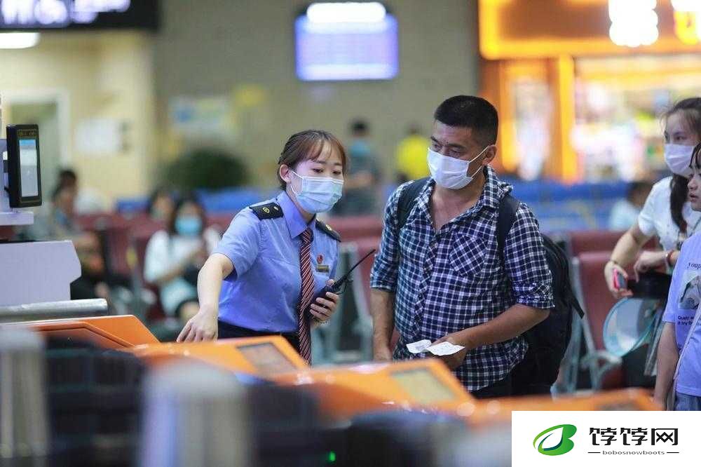 检票员用 B 检票按尺寸上车：震惊全网的检票新方式