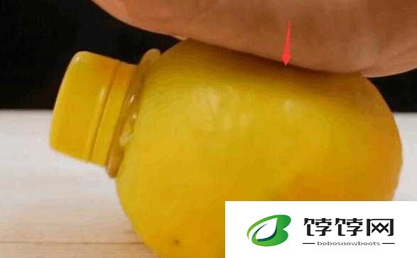 将水果放在小洞里捣碎：一种有趣的玩法