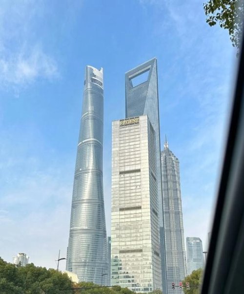 罕见！中国最高楼上海中心大厦顶楼被冻住了：《流浪地球》既视感