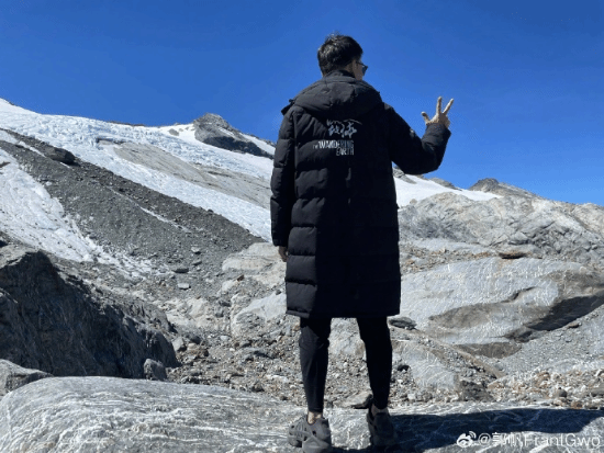 郭帆去新西兰给《流浪地球3》勘景：上冰川 手比"3"