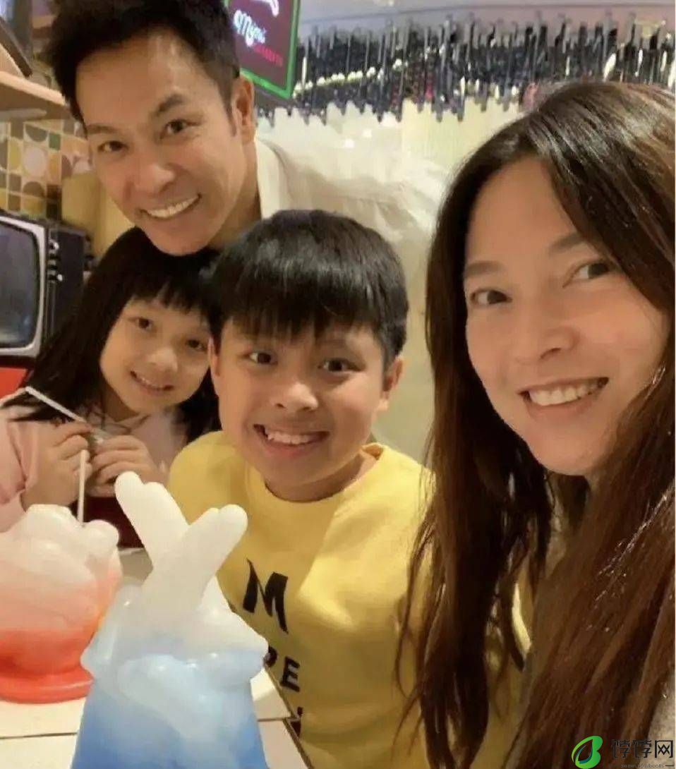 与视帝离婚后首公开露面！TVB前知名女星状态大勇，自曝玩交友软件-月光资讯网