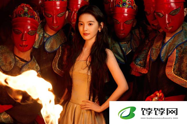 章若楠江边漫步赏烟花 身穿抹胸裙极具东方美
