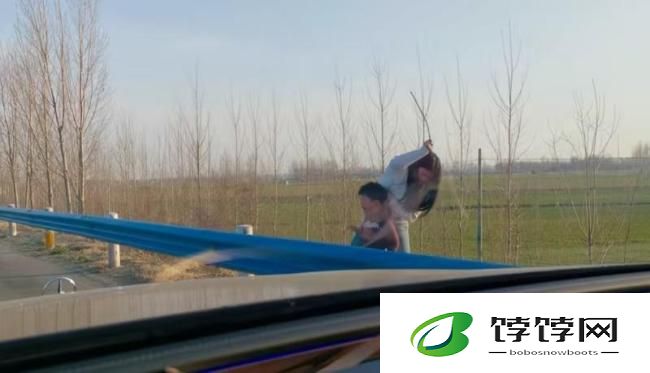 年轻妈妈高速旁停车抽打小孩 孩子调皮欲跳车