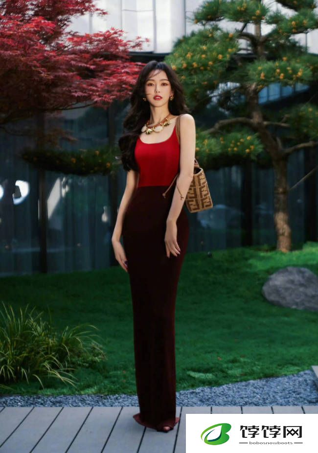 唐嫣穿包臀裙身姿婀娜 红唇大波浪回眸明媚动人