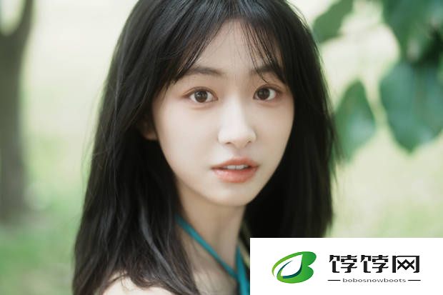 杨肸子《清纯吊带裙》洱海边自由漫步