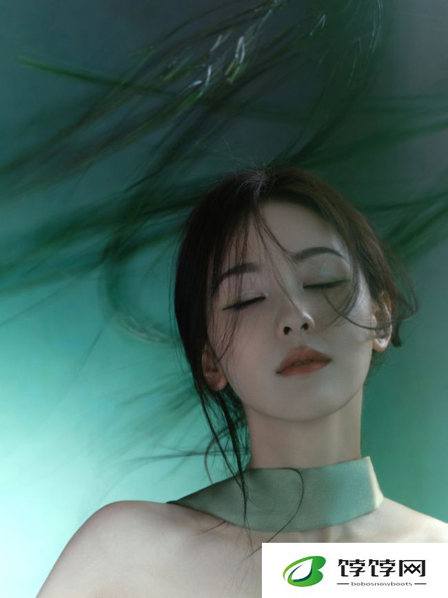 陈都灵一袭绿色抹胸长裙 站在柳树下宛若自然精灵