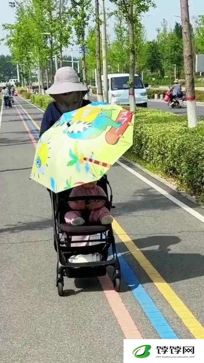 乖宝自己带小雨伞出行很有备