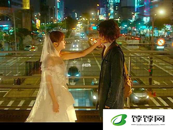 两个人一前一后融为一体：独特的身影交织