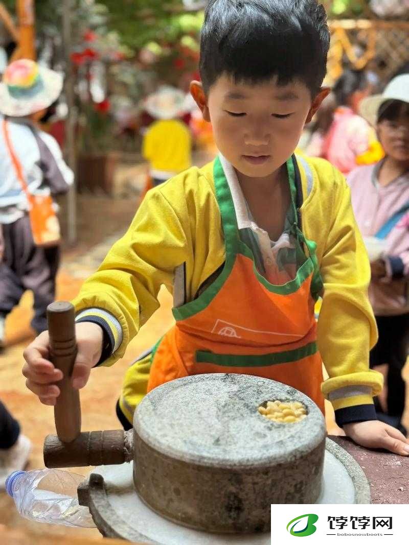 两人努力磨豆浆：为美好生活而奋斗